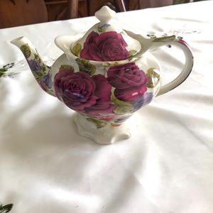 VICTORIA’S SECRET TEAPOT